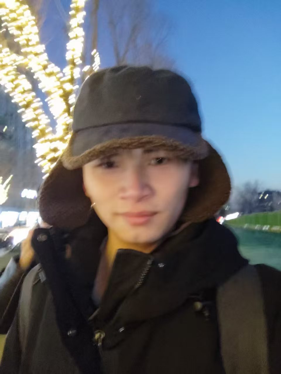 Pikachu 围着围巾、手拿 BOSS 罐装饮料的插画